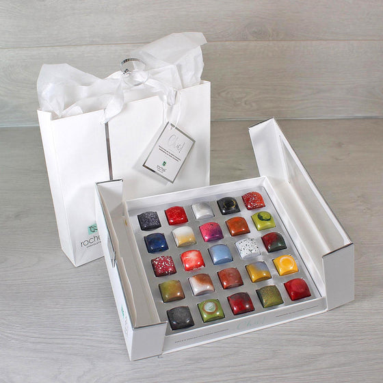 La Ligne Chic Pralines premium box of 25 chocolates and premium gift bag.