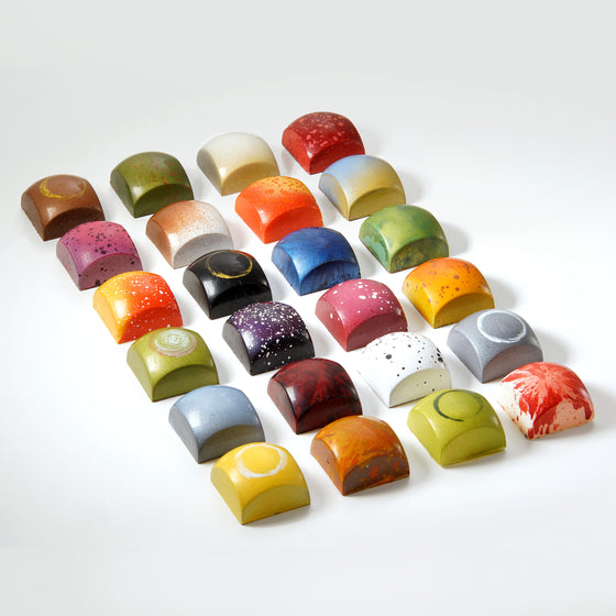 La Ligne Chic Pralines premium box of 25 chocolates and premium gift bag.